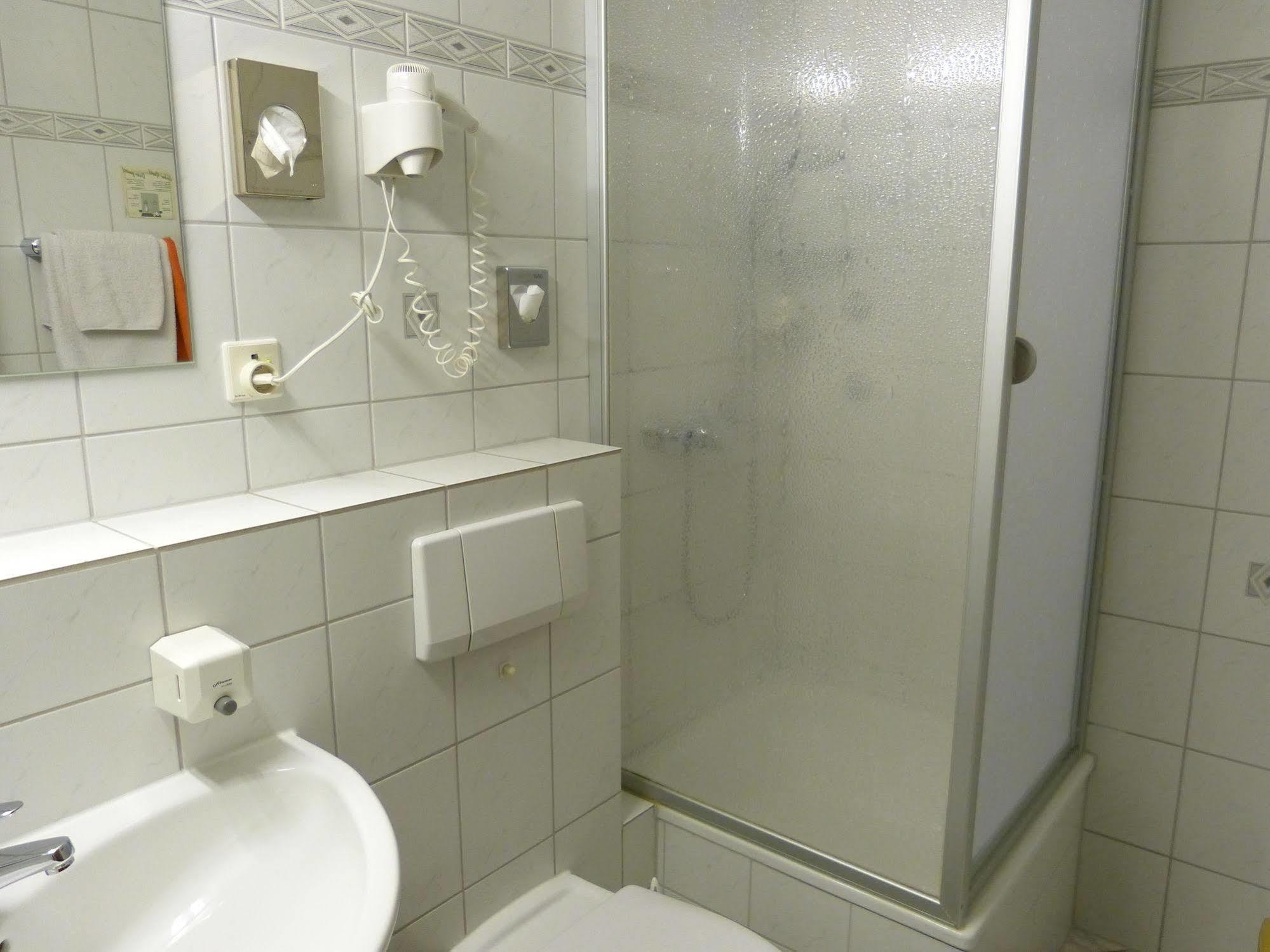 Hotel Wurms Дюселдорф Екстериор снимка