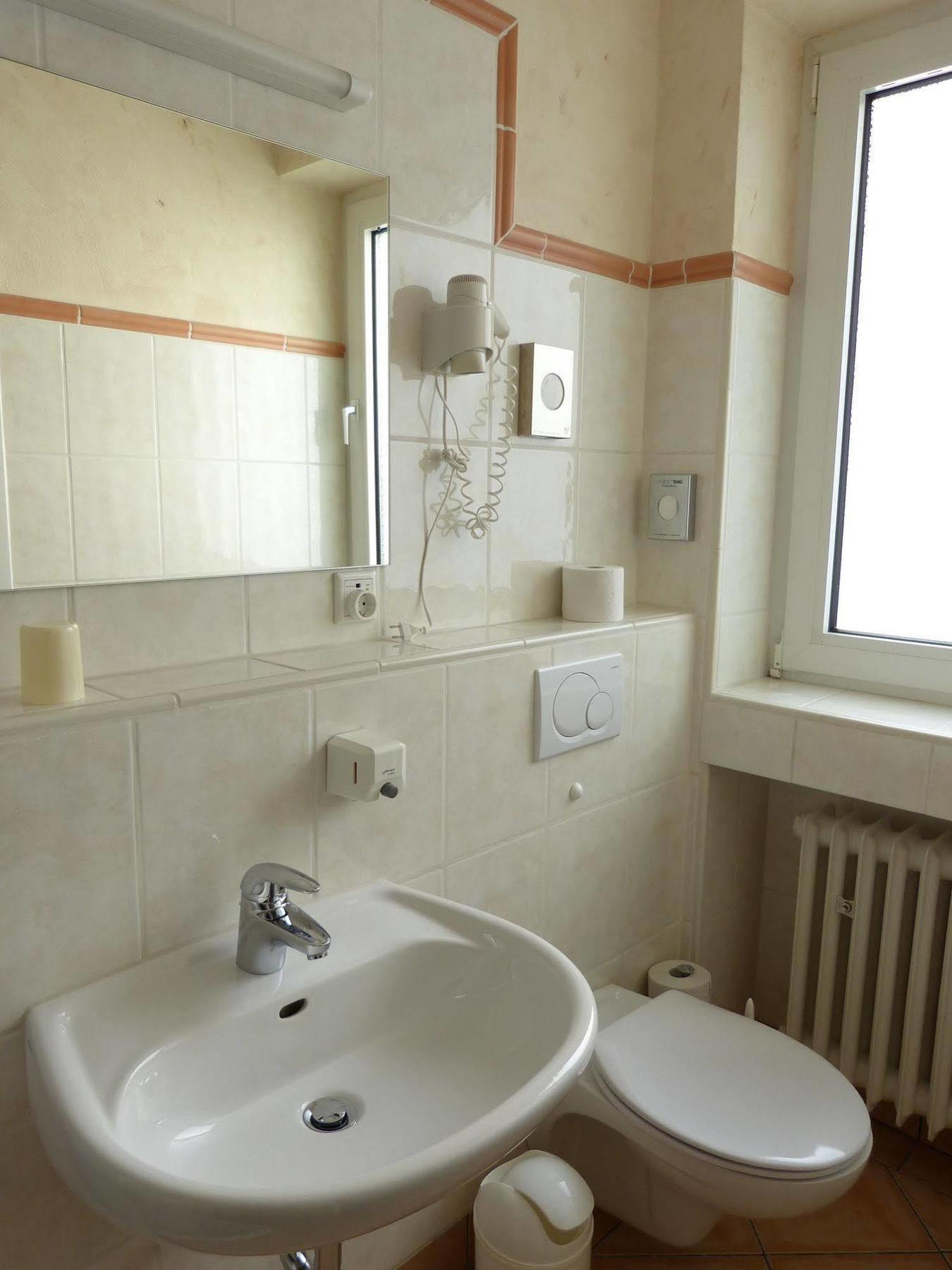 Hotel Wurms Дюселдорф Екстериор снимка