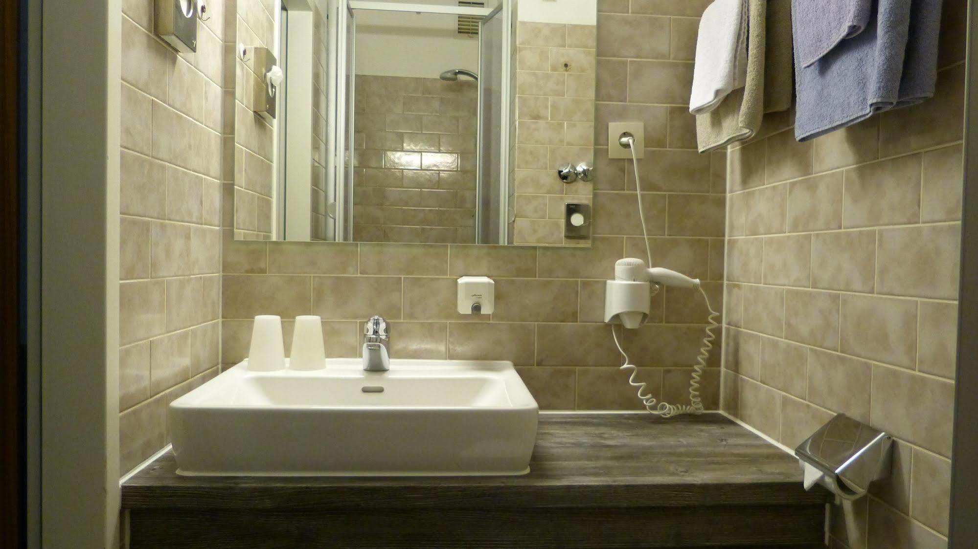 Hotel Wurms Дюселдорф Екстериор снимка