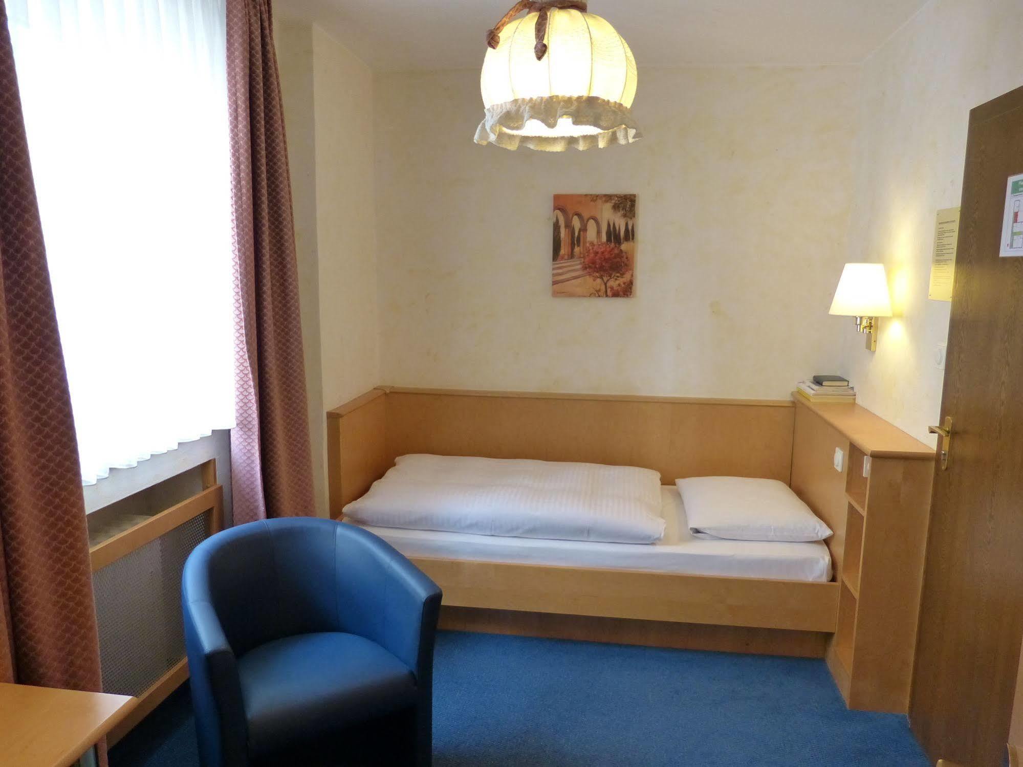 Hotel Wurms Дюселдорф Екстериор снимка