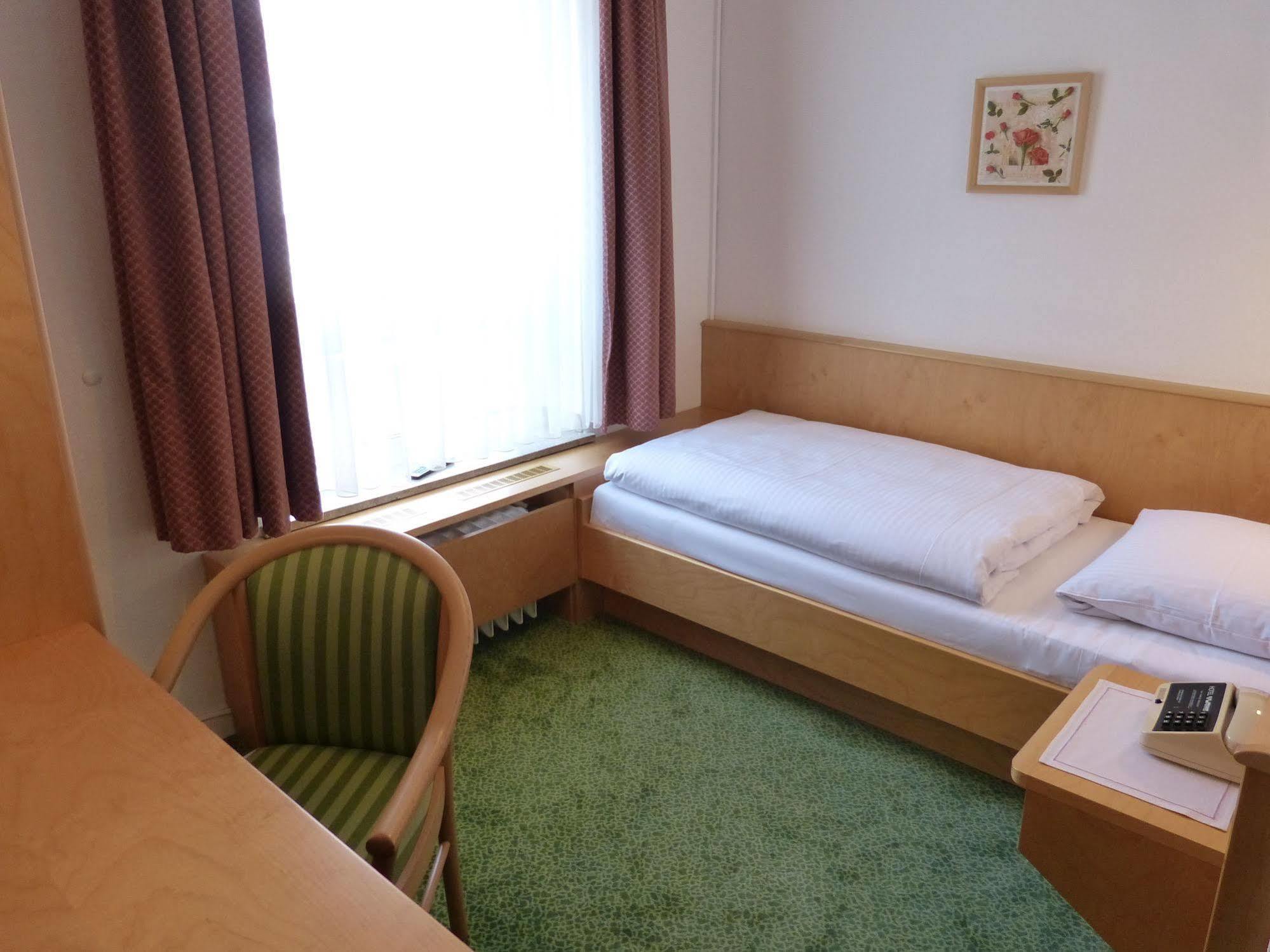 Hotel Wurms Дюселдорф Екстериор снимка