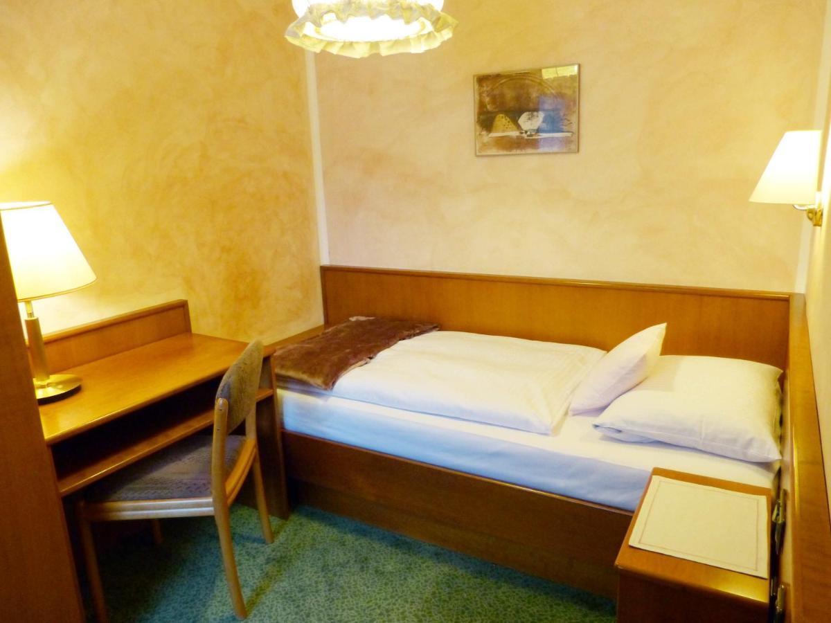 Hotel Wurms Дюселдорф Екстериор снимка